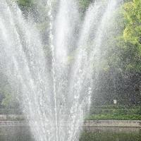 fontana nel complesso del giardino di lodhi a delhi india, fontana funzionante nel complesso del giardino di lodhi, acqua nella fontana, fontana nel parco del giardino di lodhi durante l'ora mattutina foto