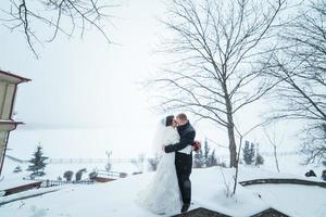 sposi camminando sulla città nella neve foto
