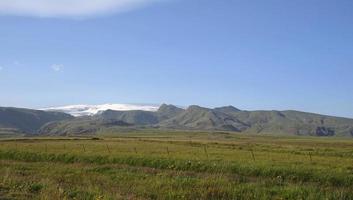 montagna gamma nel Islanda su un' soleggiato giorno foto