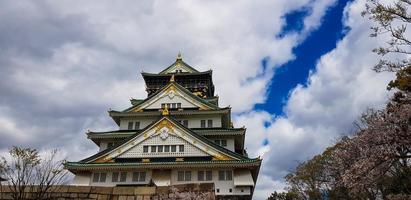 paesaggio foto di osaka castello nel molla, dove Là siamo ancora alcuni ciliegia fiori ancora nel fioritura.