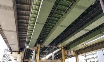 il parte inferiore Visualizza di un cavalcavia ponte nel osaka, Spettacoli un' trave fatto di alto trazione acciaio nel verde e grigio. foto