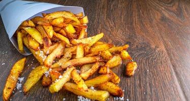 menù veloce cibo di francese patatine fritte o fritte patate fatti in casa su di legno sfondo.superiore Visualizza
