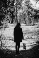 silhouette di un' donna e un' cane foto