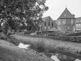 il città di coesfeld a il fiume berkel nel Germania foto