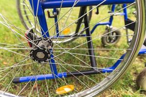 sedia a rotelle vuota in piedi nel parco dell'ospedale in attesa di servizi per i pazienti. sedia a rotelle per persone con disabilità parcheggiate all'aperto. accessibile a persone con disabilità. concetto medico sanitario. foto