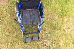 sedia a rotelle vuota in piedi nel parco dell'ospedale in attesa di servizi per i pazienti. sedia a rotelle per persone con disabilità parcheggiate all'aperto. accessibile a persone con disabilità. concetto medico sanitario. foto