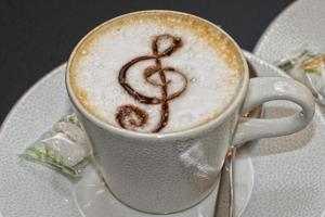 cappuccino tazza con un' violino chiave foto