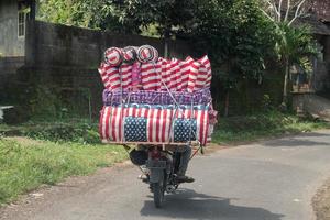 motocicletta Stati Uniti d'America bandiera materasso venditore nel bali Indonesia foto