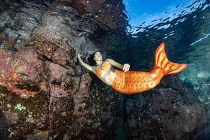 sirena nuoto subacqueo nel il in profondità blu mare foto