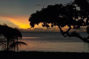 un meraviglioso tramonto in un paradiso tropicale spiaggia di sabbia foto