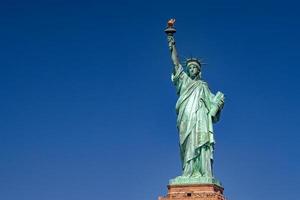 statua di libertà nel nuovo York su blu cielo foto
