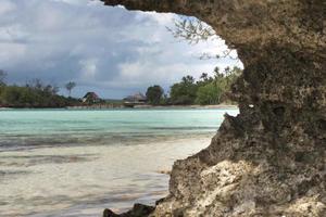 tropicale Paradiso polinesiano spiaggia oceano mare cristallo acqua chiaro sabbia foto