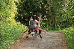 denpasar, Bali, Indonesia - agosto 15, 2016 - Indonesia persone bike foto