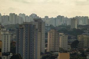 orizzonte Visualizza con vario edifici e grattacieli nel sao paulo città foto