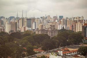 orizzonte Visualizza con vario edifici e grattacieli nel sao paulo città foto