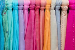 diverso colori seta tessuto sciarpa foto