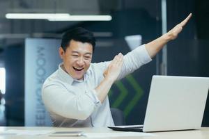 riuscito e bello giovane attività commerciale uomo asiatico uomo danza e mostrando telecamera pose con mani foto