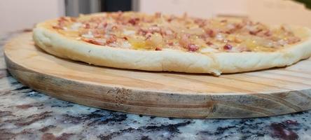 fatti in casa fatti in casa Pizza con Impasto fatto con famiglia ricetta e ripieno con becon cipolla formaggio foto