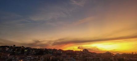 colorato tramonto nel il interno città con un' Visualizza di il urbano paesaggio di brasile foto