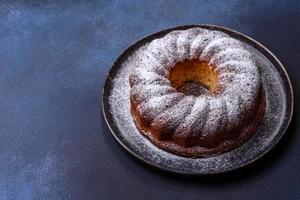 fatti in casa delizioso il giro Natale torta con rosso frutti di bosco su un' ceramica piatto foto