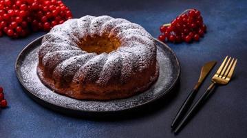 fatti in casa delizioso il giro Natale torta con rosso frutti di bosco su un' ceramica piatto foto