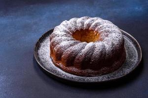 fatti in casa delizioso il giro Natale torta con rosso frutti di bosco su un' ceramica piatto foto