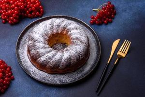 fatti in casa delizioso il giro Natale torta con rosso frutti di bosco su un' ceramica piatto foto