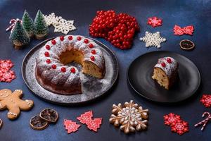 fatti in casa delizioso il giro Natale torta con rosso frutti di bosco su un' ceramica piatto foto