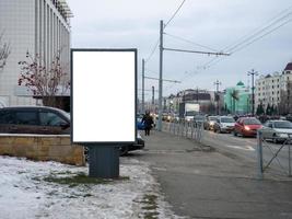 vuoto pubblicità tabellone. pubblicità spazio su un' occupato strada. modello. foto