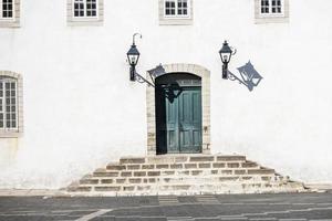 alzavola verde davanti porta a un Ingresso di un' Casa foto