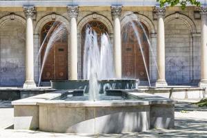 bellissimo spruzzatura Fontana nel il mezzo di un' parco foto