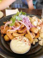 delizioso piatto di fritte calamari su un' piatto nel un' ristorante foto