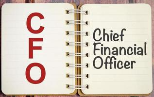 bianca foglio di carta con il testo CFO capo finanziario ufficiale su il ufficio scrivania foto