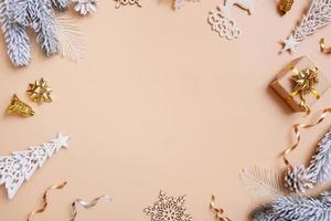 Natale piatto posare composizione con i regali, coni, pino su colorato sfondo superiore Visualizza. copia spazio foto