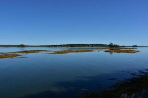 alga marina coperto scogliera con Visualizza di poco francese isola foto