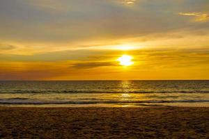 bellissimo sbalorditivo colorato e d'oro tramonto a Phuket isola Tailandia. foto