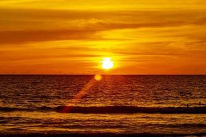 bellissimo sbalorditivo colorato e d'oro tramonto a Phuket isola Tailandia. foto