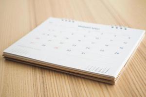 calendario pagina su legna tavolo sfondo foto