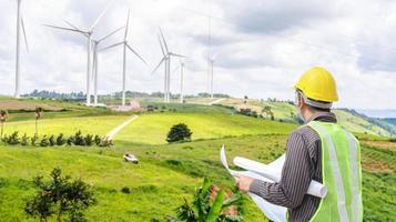 ingegnere lavoratore presso il cantiere della centrale elettrica di turbina eolica foto