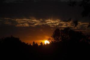 tramonto. alba nel mattina. caldo leggero nel cielo. celeste paesaggio nel villaggio. foto