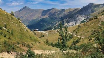 paesaggi di il montagna di limone piemontese, nel il piemontese Alpi durante un' il trekking nel agosto. estate 2022 foto