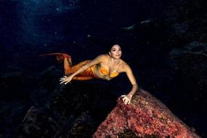 sirena nuoto subacqueo nel il in profondità blu mare foto