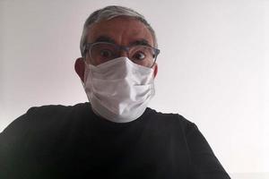 uomo indossare coronavirus maschera foto