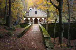 castelluccio, italia-novembre 7, vista 2021 di il santuario di Santa maria del faggio durante il autunno stagione foto