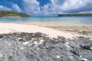 bianca sabbia spiaggia su turchese tropicale Paradiso laguna foto