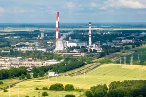 vista aerea sui tubi dell'impianto di impresa chimica. concetto di inquinamento atmosferico. paesaggio industriale inquinamento ambientale rifiuti di centrale termica foto