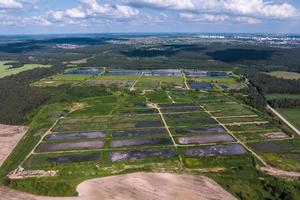 veduta aerea del lago presso l'impianto di trattamento delle acque reflue foto