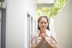 donna preghiere nel il Chiesa, mani piegato nel preghiera concetto per fede, spiritualità e religione.