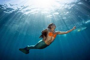 sirena nuoto subacqueo nel il in profondità blu mare foto