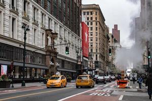 nuovo York - Stati Uniti d'America - aprile, 21 2017 persone andando a briscola Torre nuovo città simbolo foto